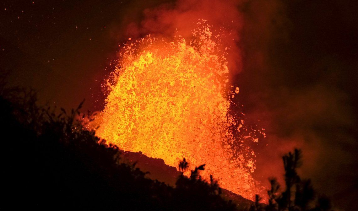 Impresionante imagen del accionar del volcán Cumbre Vieja.