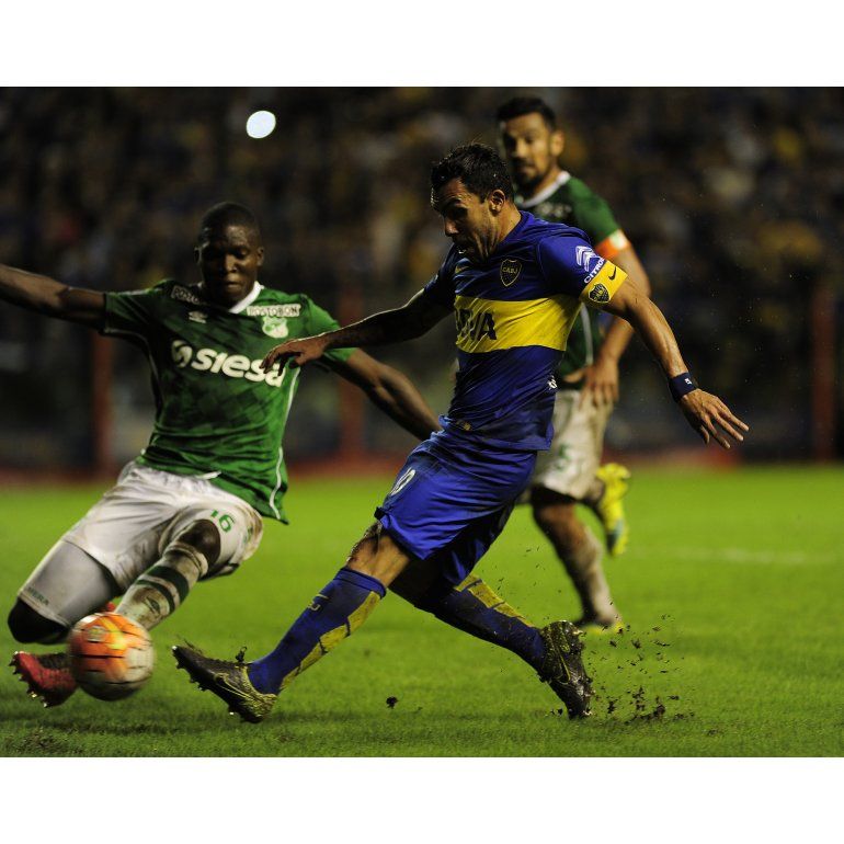Carlos Tevez empata el partido para Boca / Foto: José Brusco - Diario Popular