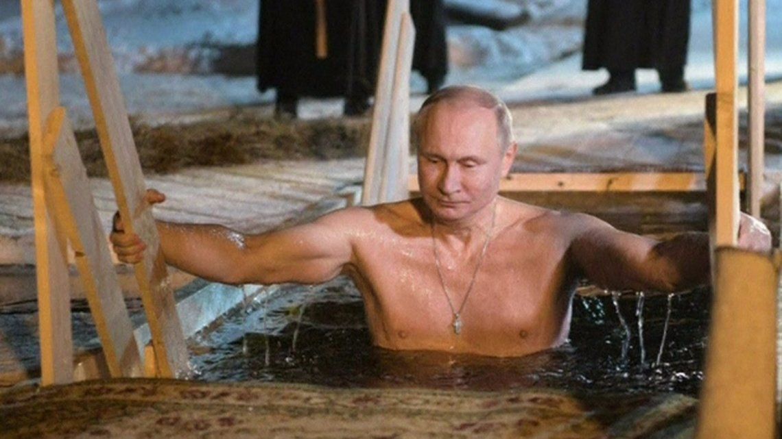 Vladimir Putin se baña en agua helada para cumplir un ritual cristiano ortodoxo