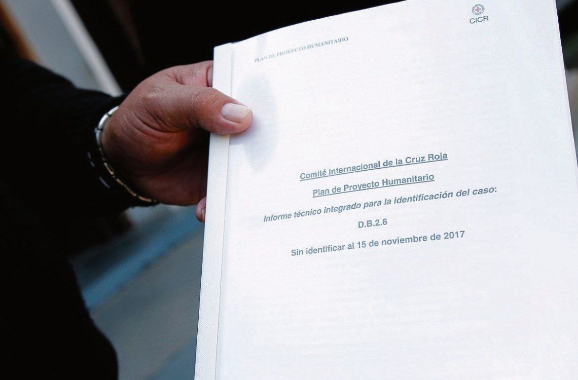 dLa carpeta de la Cruz Roja en manos de familiares de Ramón Cabrera.