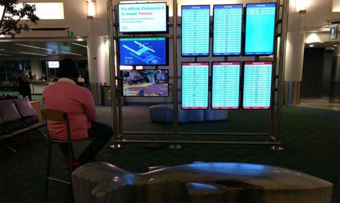 Cansado de esperar, conectó su PlayStation 4 a un monitor en el aeropuerto y se puso a jugar