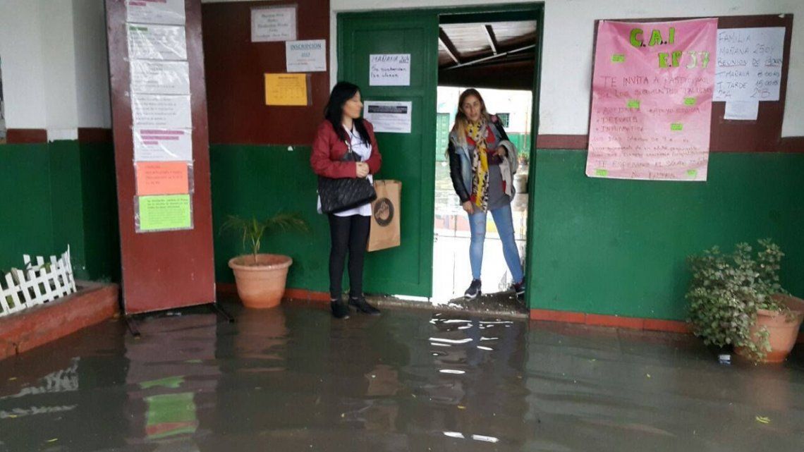 Escuela de Varela quedó inundada con materia fecal