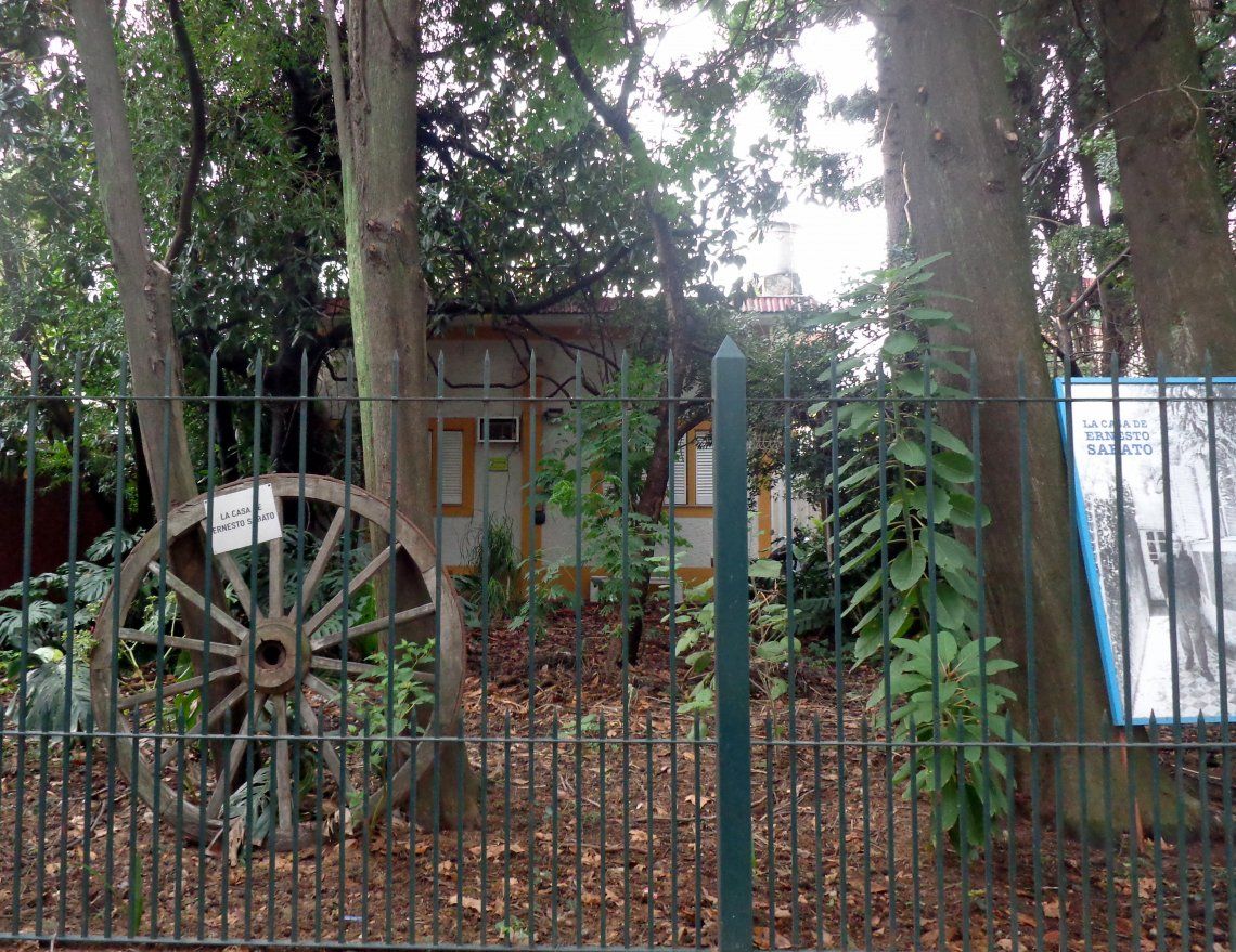 Los nietos de Ernesto Sábato son los encargados de las visitas guiadas a la casa del autor en Santos Lugares (provincia de Buenos Aires) ubicada en la calle Ernesto Sábato 3135.