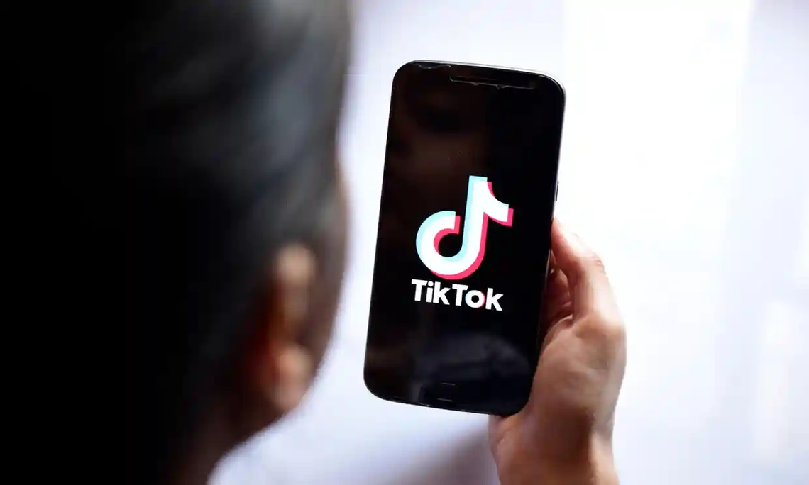 La peligrosa práctica es filmada y compartida con los demás en TikTok (Imagen ilustrativa)