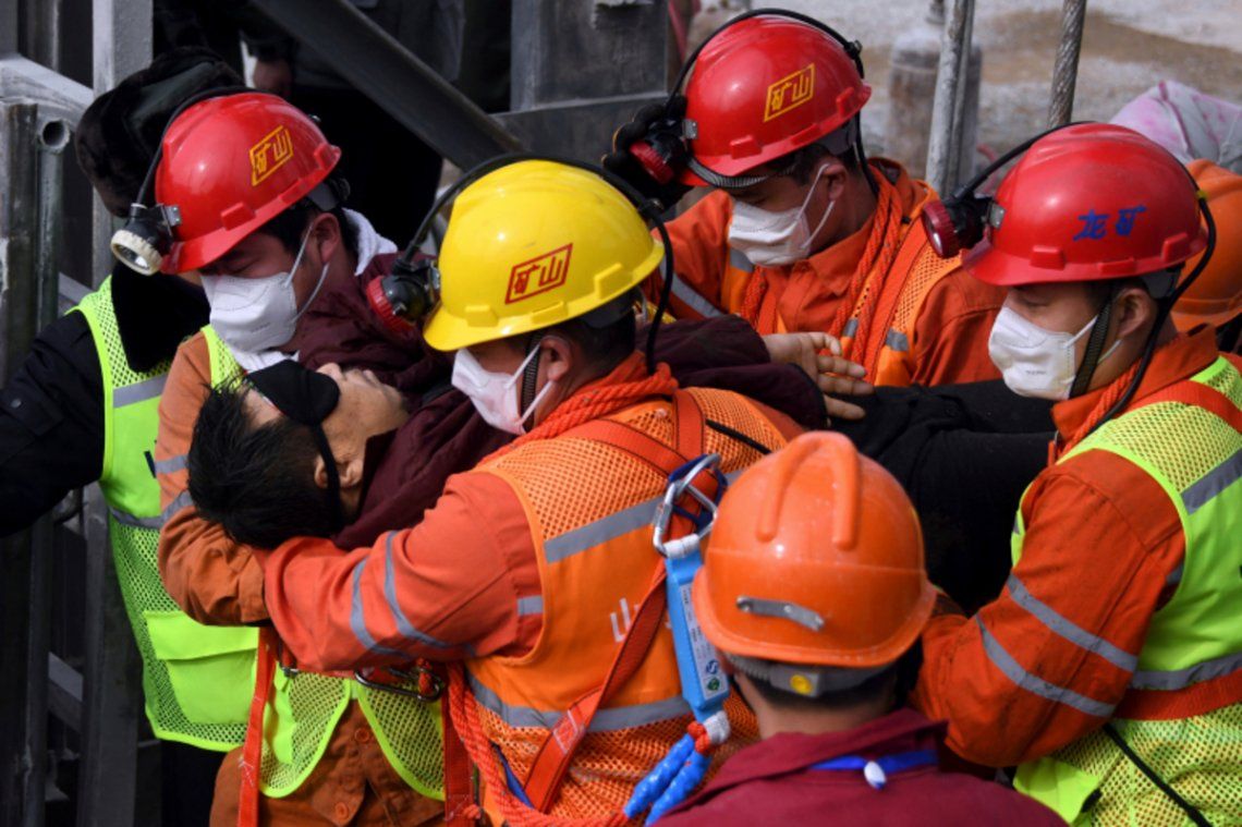 China: el rescate de uno de los mineros atrapados.