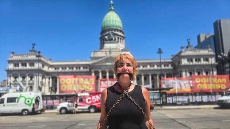 Nancy Pazos se encadenó y amordazó frente al Congreso para reclamar contra la reforma laboral