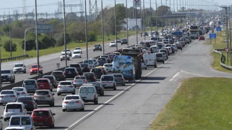 Se registra un fuerte movimiento en la autopista Buenos Aires-La Plata.