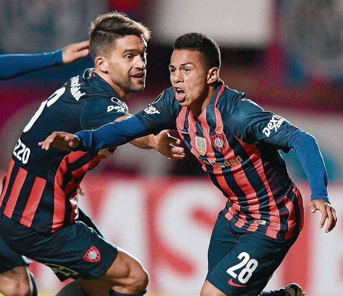 dEl Perrito Barrios festeja el gol que le convirtió a la Católica para que San Lorenzo siga con vida en la Libertadores.