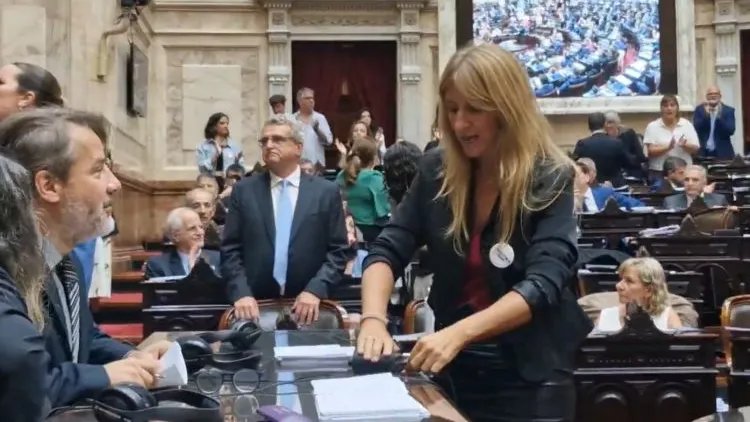 La diputada Florencia Carignano arranca los micrófonos que usan los taquígrafos. La Libertada Avanza reclama su expulsión.