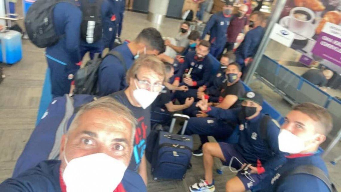 Rondina posteó una foto con el plantel de Arsenal en el aeropuerto.
