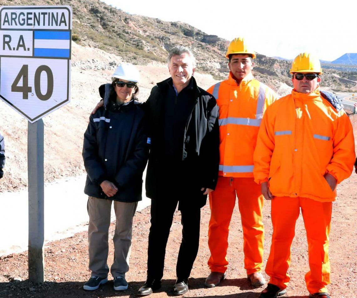 El Presidente al inaugurar ayer un tramo de la Ruta Nacional 40 en Mendoza.