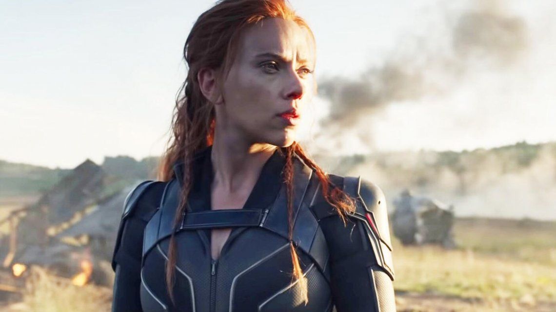 Scarlett Johansson demanda a Disney por haber estrenado Black Widow vía streaming.