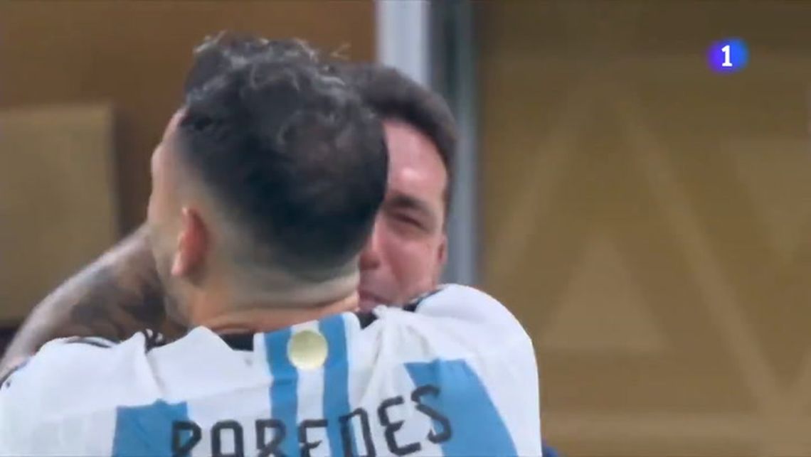 Leandro Paredes fue el primero en abrazar a Lionel Scaloni tras ganar el Mundial de Qatar. Captura.