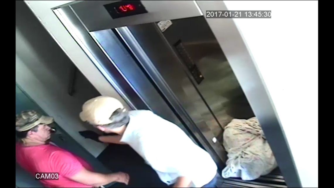 El Carnicero y el exyerno de la víctima fueron filmados por las cámaras de seguridad cuando bajaban el cadáver por el ascensor envuelto en un cubrecama.