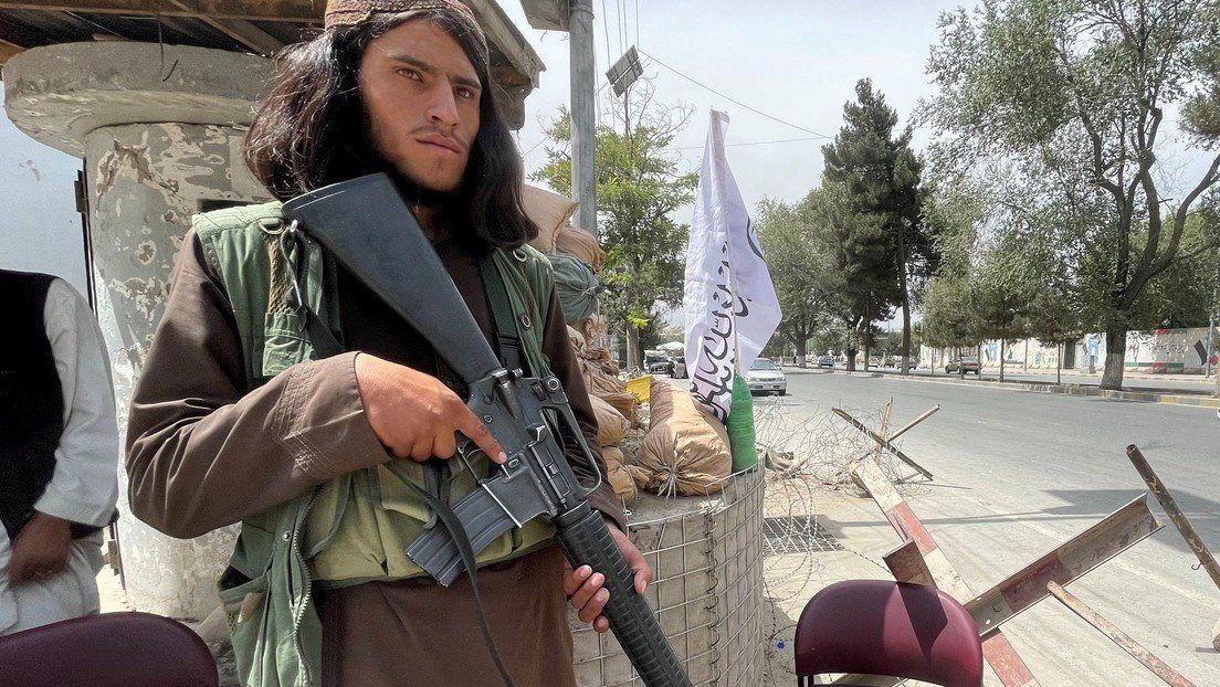 Talibanes con armamento estadounidense