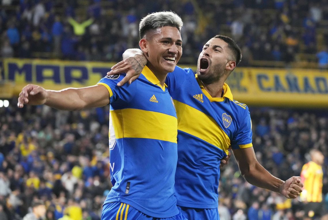 Varela y Vázquez celebran el gol de la victoria de Boca Juniors