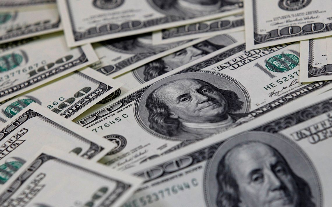 El dólar blue frenó su escalada y cerró a $383