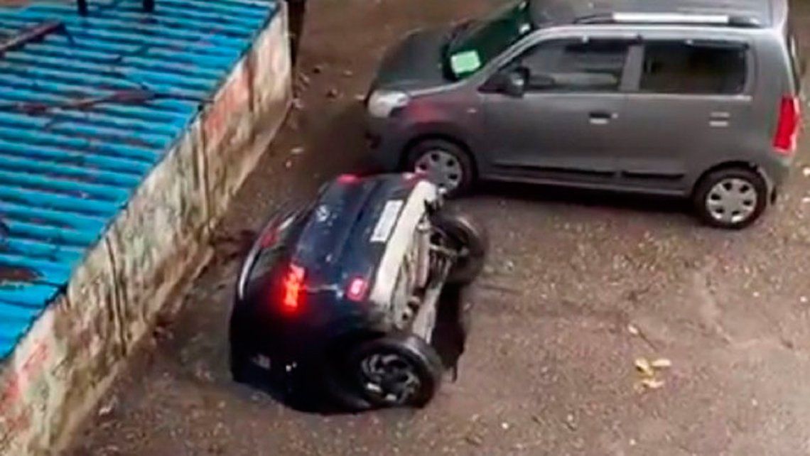 India: el auto fue tragado en cuestión de segundos