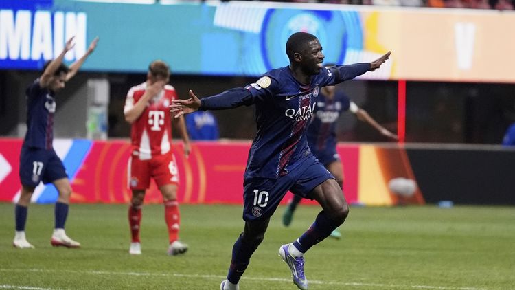 Dembelé arranca la carrera del festejo de su gol, luego se sentará en el césped para rendir homenaje a Diogo Jota.