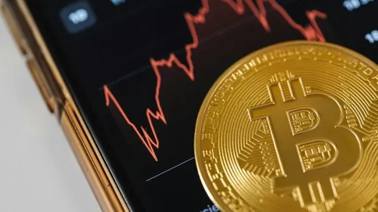 La principal criptomoneda perdió cerca de la mitad de su valor desde el máximo histórico registrado en octubre pasado.