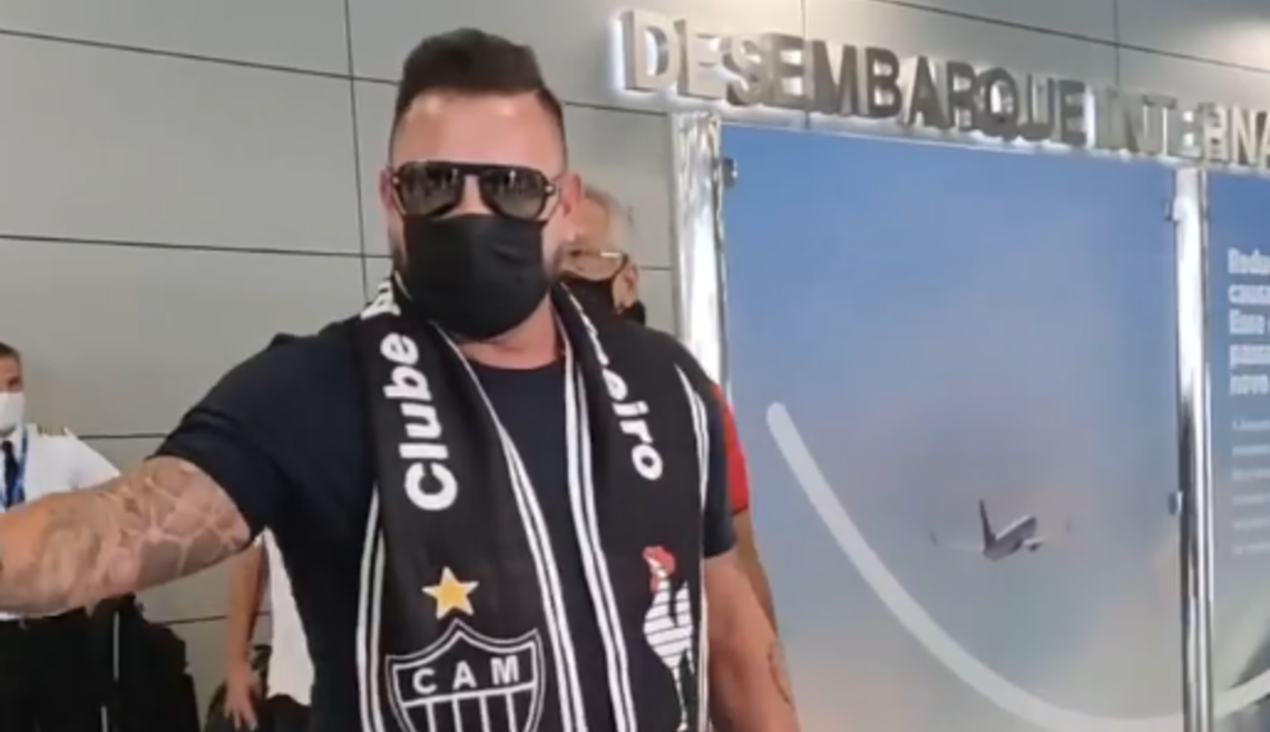 Antonio Mohamed al llegar a Belo Horizonte.
