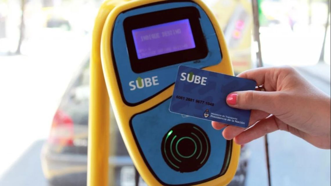 Colectivos, trenes y subtes registran diferentes topes de saldo negativo según la distancia y la línea.