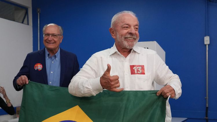 El presidente de Brasil, Lula Da Silva, se impone por una mínima ventaja.
