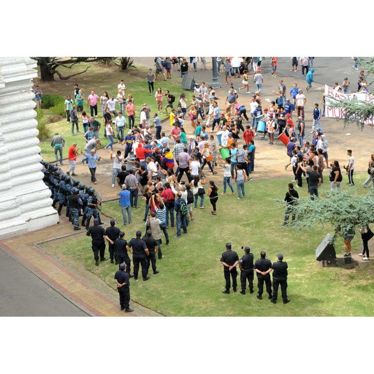 Represión en La Plata a manifestantes frente a la MUnicipalidad. Foto: NA