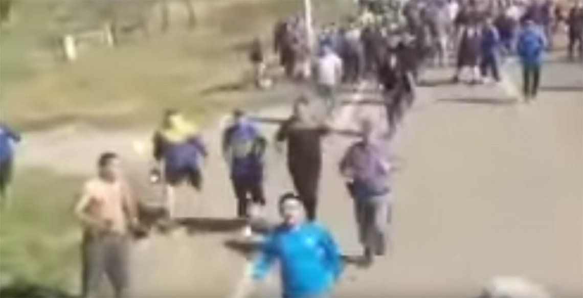 Video | Así fue el ataque de los barras de Boca contra unos hinchas de San Martín Tucumán