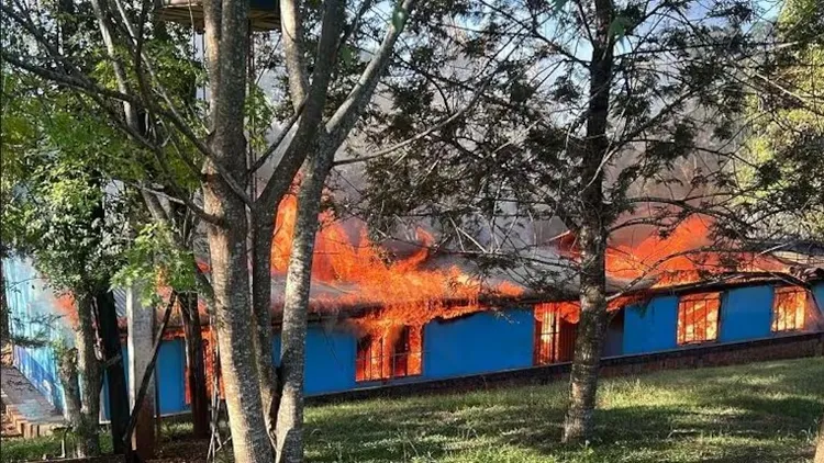 El fuego arrasó por completo la Escuela N°102 de San Antonio, un símbolo con casi medio siglo de historia.&nbsp;