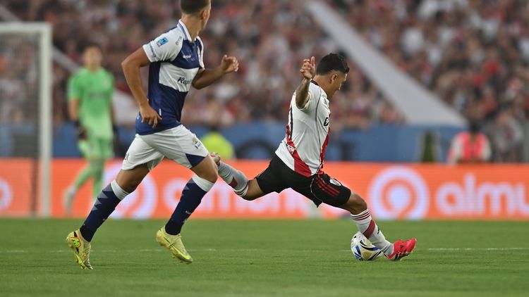 Golazo de tiro libre de Quintero para el 1-0 de River sobre Gimnasia (Foto: @RiverPlate)