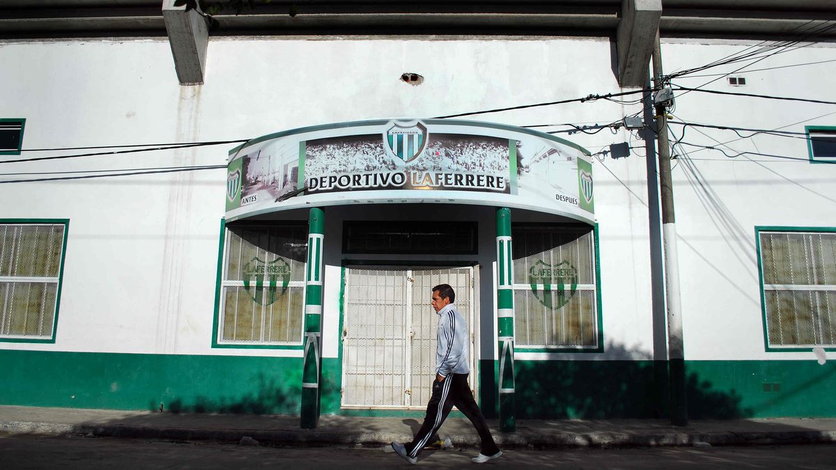 Graves incidentes entre la barra de Talleres de Escalada y la