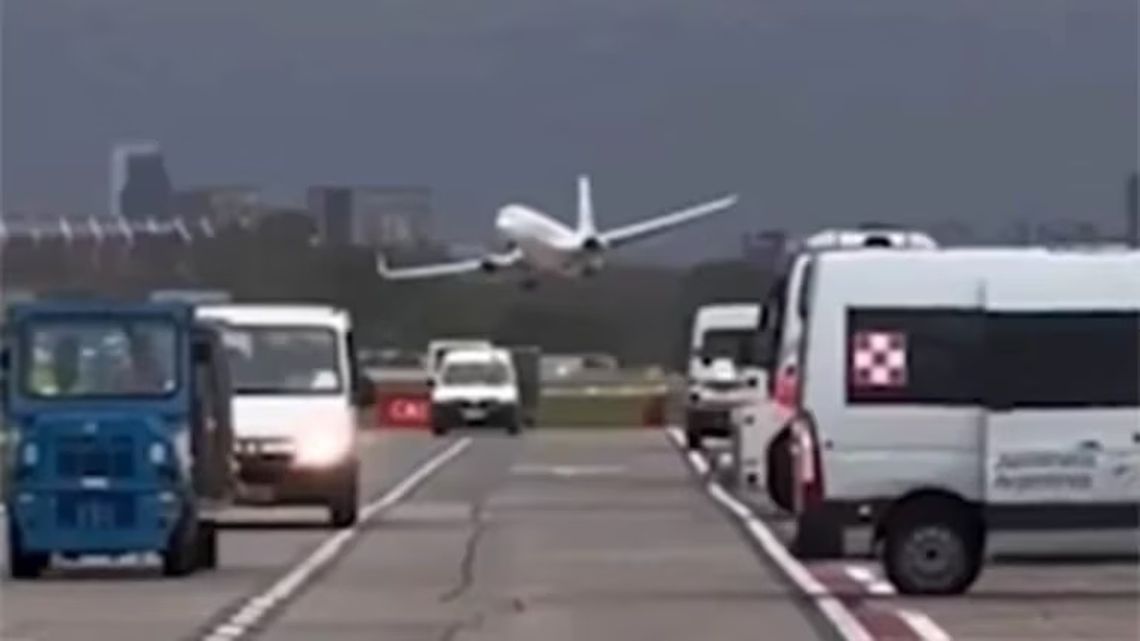 Un piloto de FlyBondi decidió realizar una maniobra de último momento al ver que era imposible aterrizar en Aeroparque.