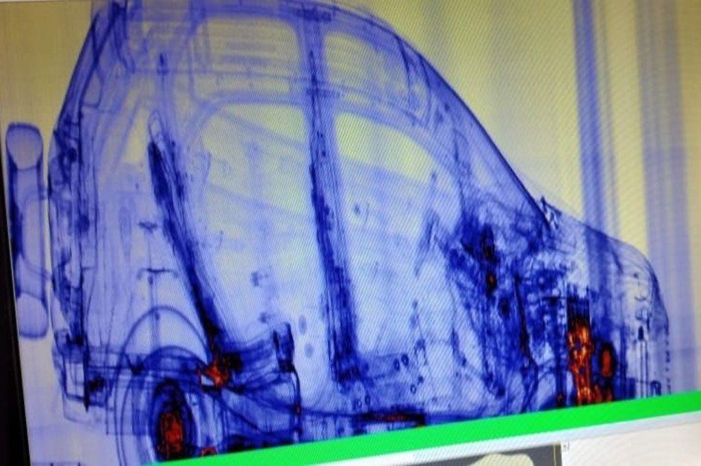 El vehículo fue sometido a un escaneo para saber si transportaba drogas u otras mercaderías.