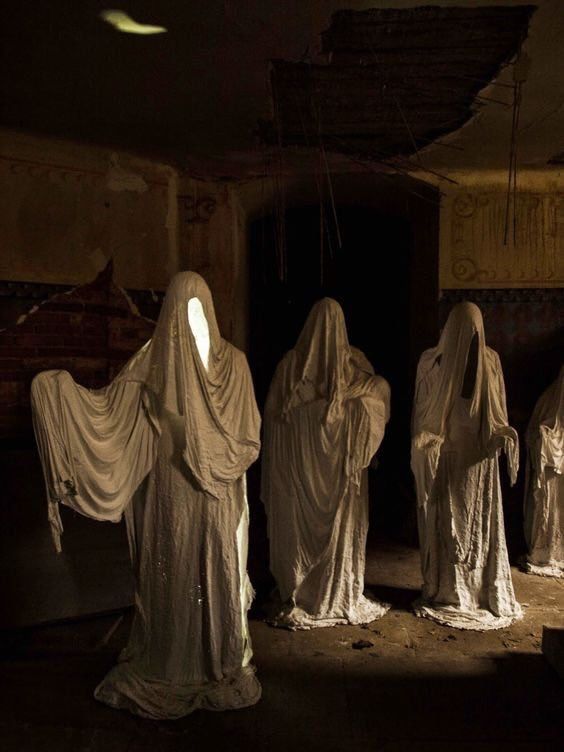 Artista checo evita la demolición de una iglesia llenándola de fantasmas