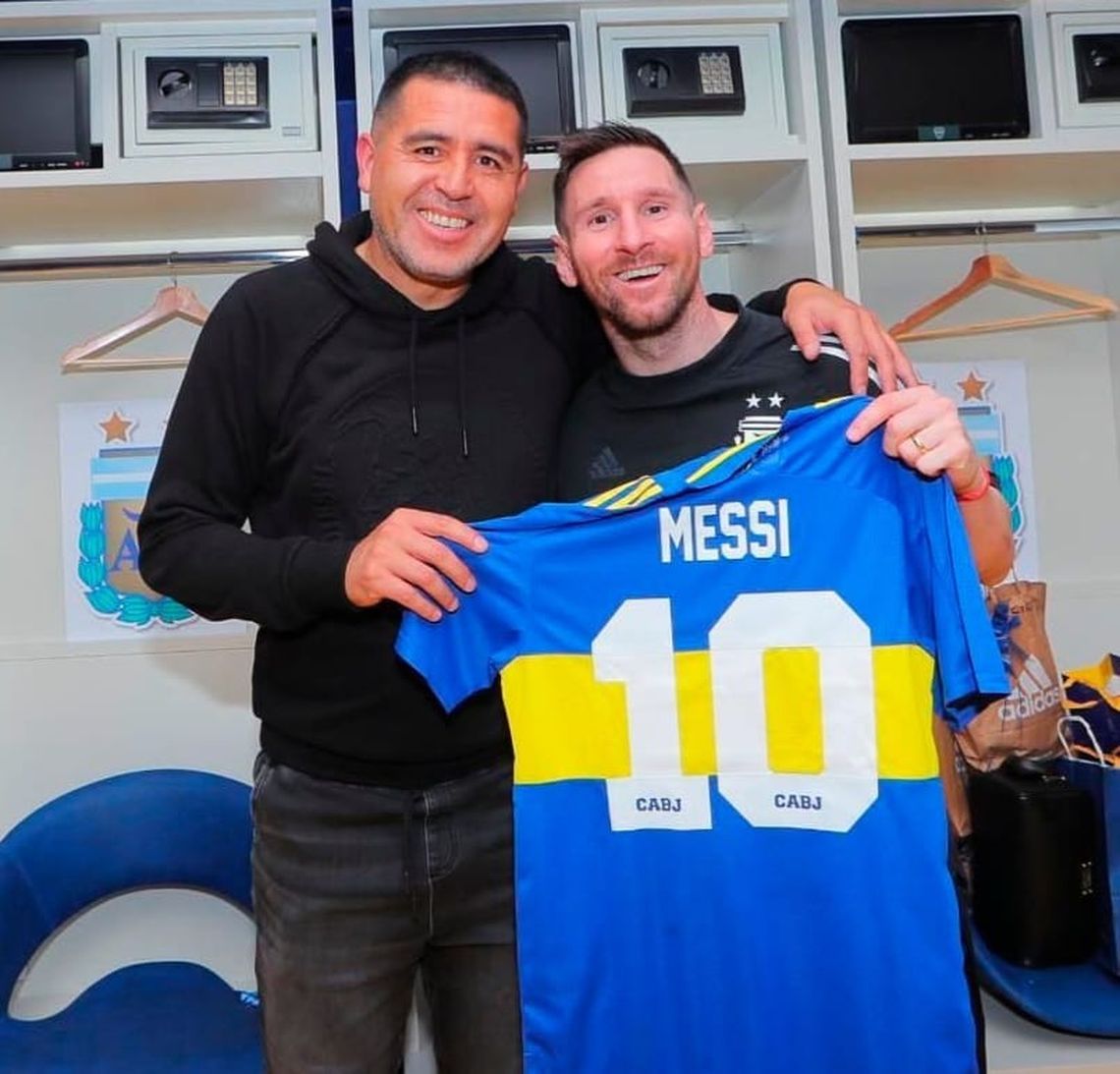 Riquelme visitó a Messi en La Bombonera.