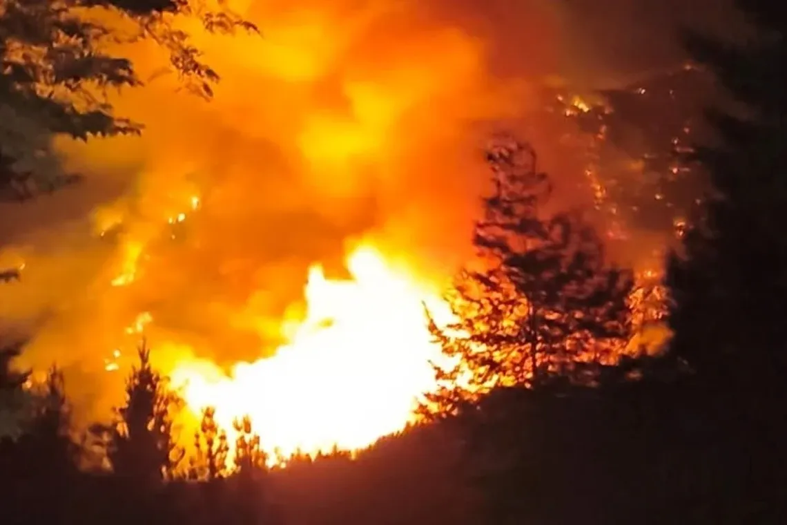 Las llamas, visibles incluso por encima de las columnas de humo, volvieron a activarse.