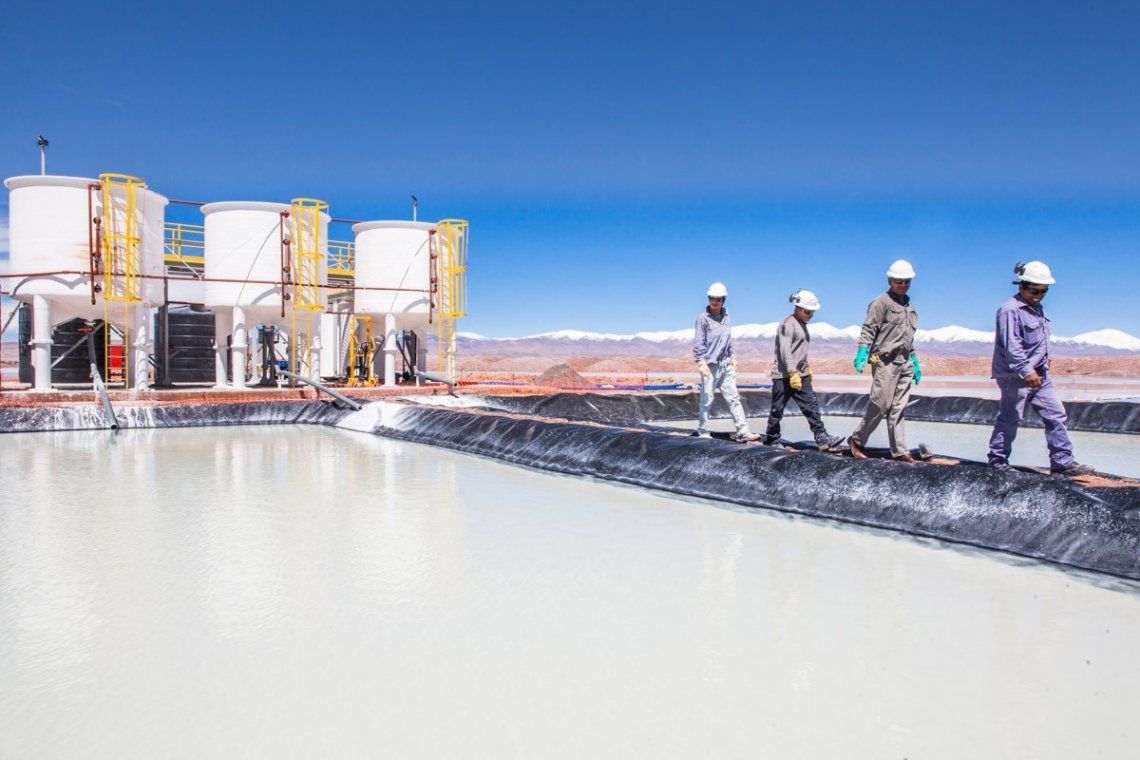 Argentina y Bolivia avanzan en proyectos por la cadena del litio.