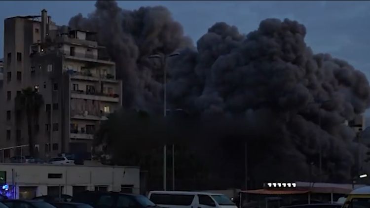 El edificio colapsó tras el impacto directo del misil en plena zona urbana.