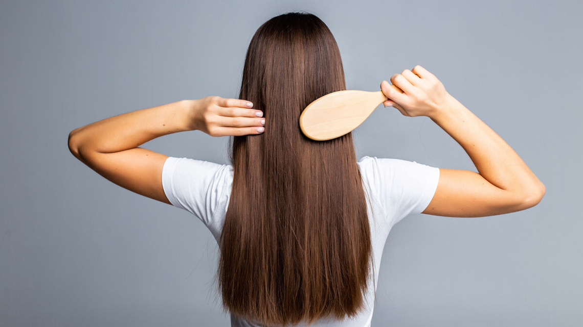 Aunque no son soluciones mágicas, existen algunos remedios caseros que ayudan a combatir la caída de cabello
