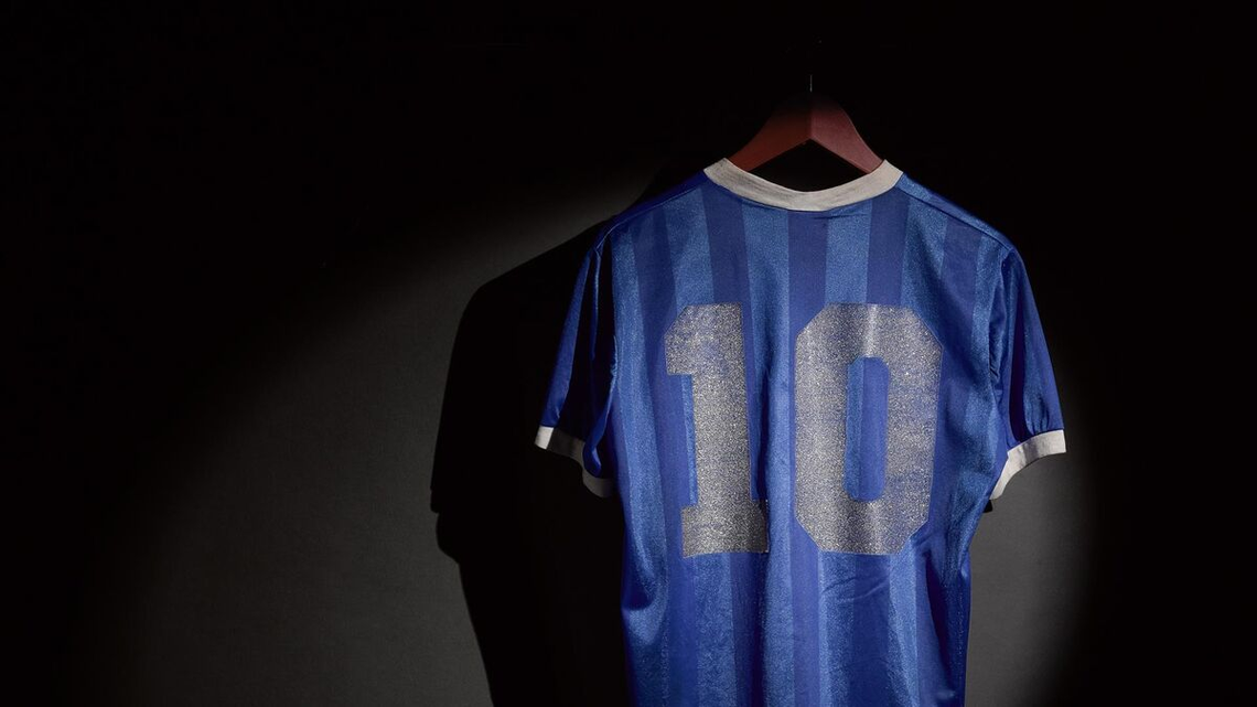 Subastan la camiseta que utilizó Maradona ante Inglaterra