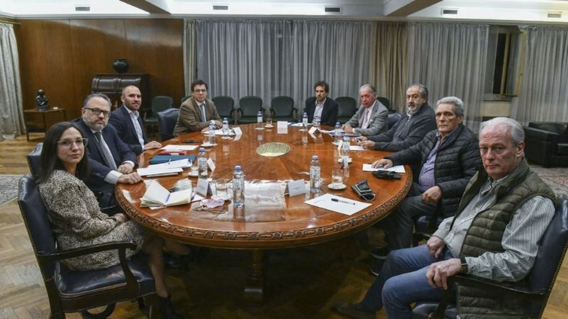 El Gobierno, la CGT y la UIA acordaron adelantar paritarias