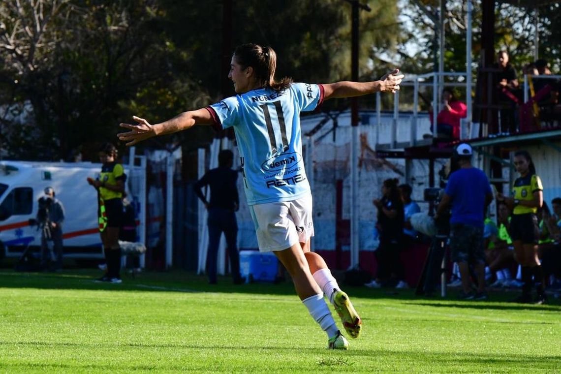 Romina Núñez festeja el primer gol de la UAI