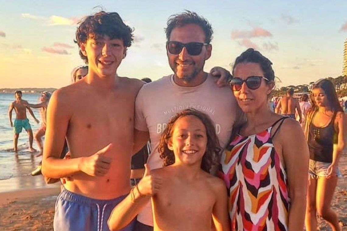 Ariel Staltari junto a Gabriela, su esposa, y Vito y Valentín, sus hijos.