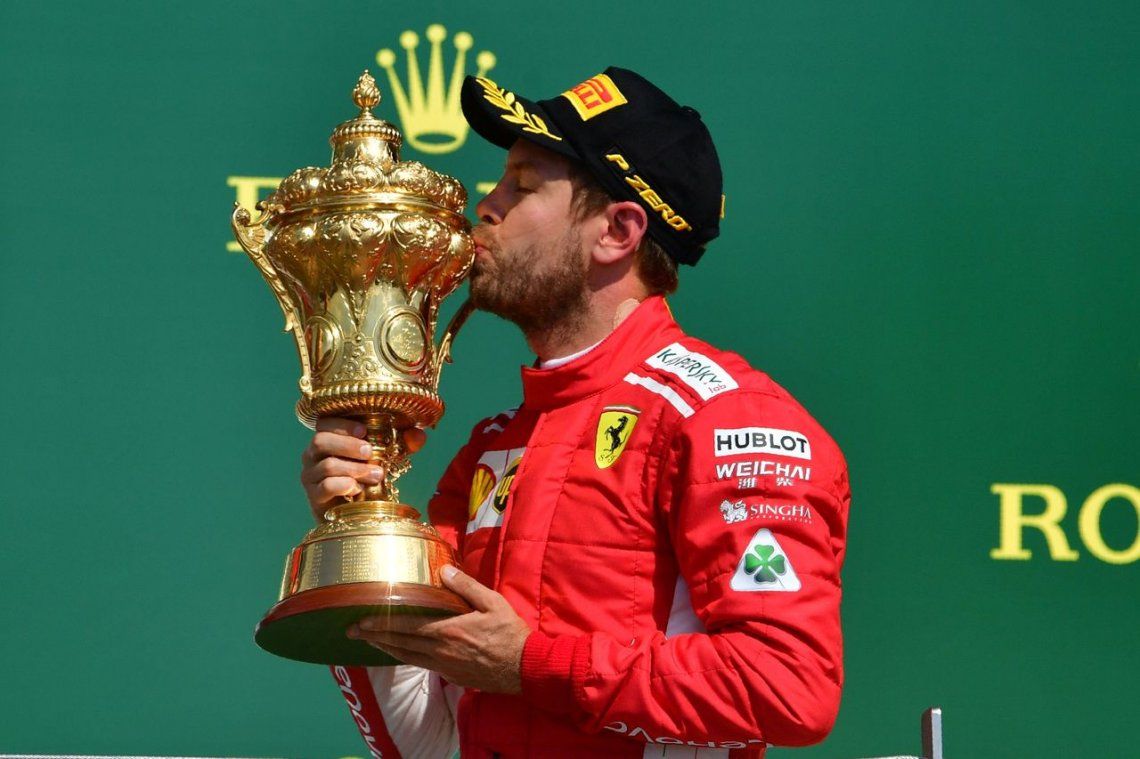 Vettel triunfó en la casa de Hamilton y sigue en la cima
