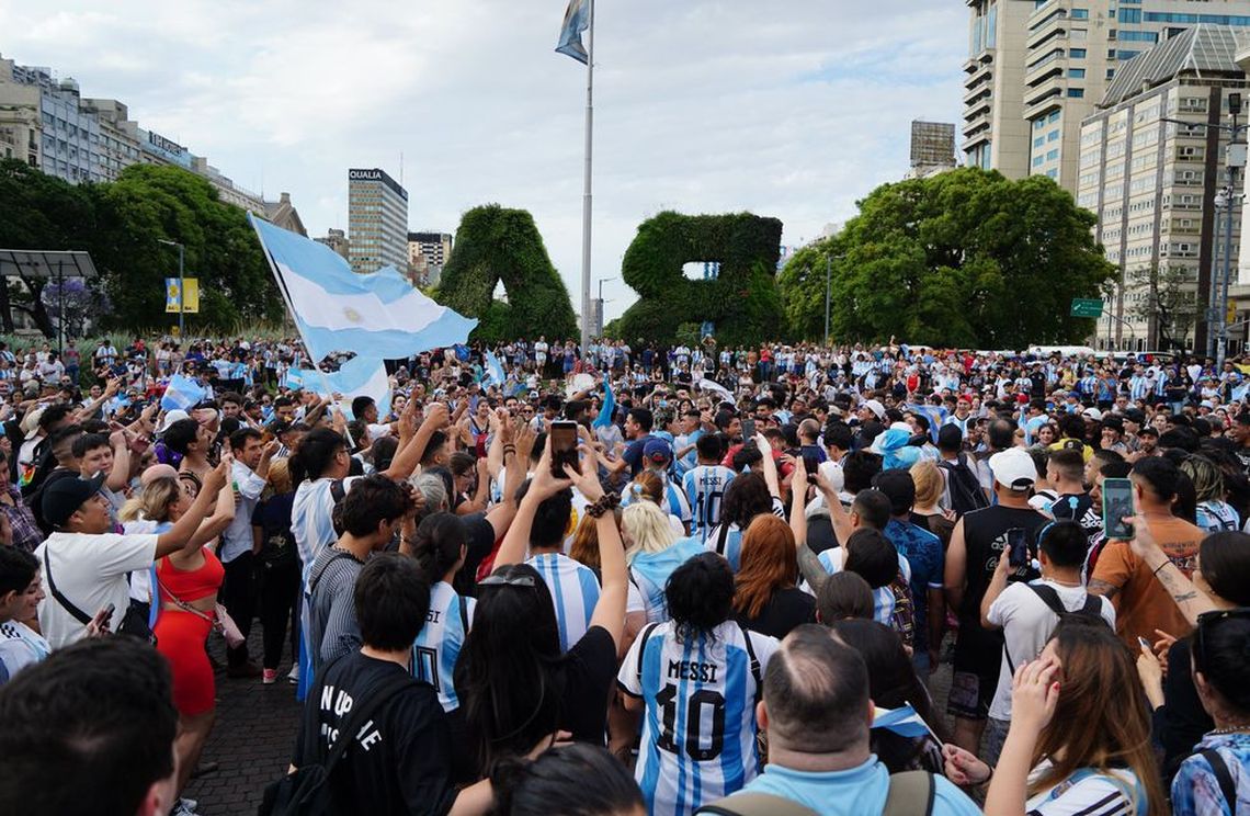 Selección argentina: los hinchas festejan en el Obelisco.