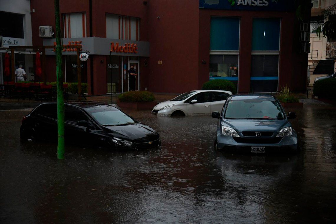 Muchos autos quedaron bajo el agua por el temporal.