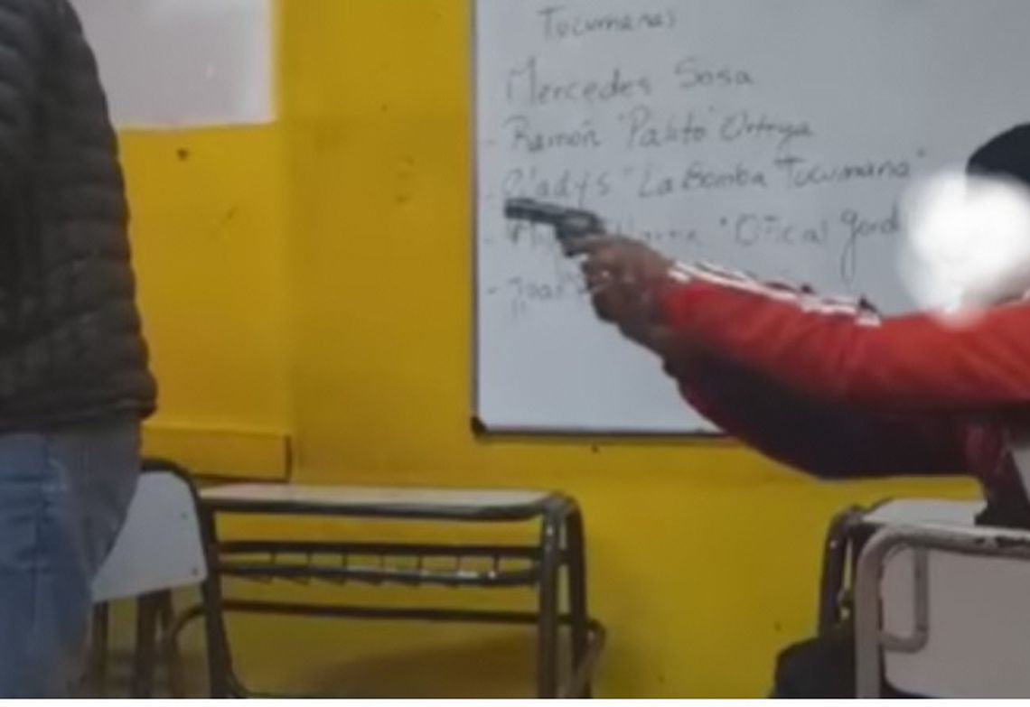 Estudiante le gatilló por la espalda a profesor