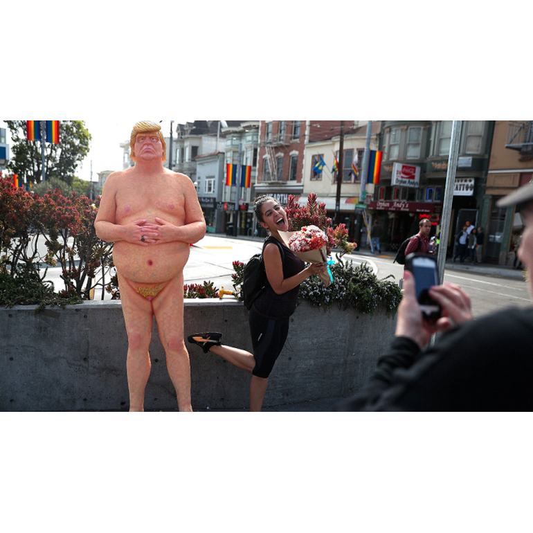 ¡Qué horror! La estatua de Trump desnudo está en mano de ladrones