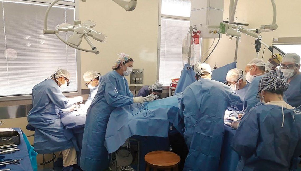 En una inédita operación en Argentina, separaron a dos siameses unidos por el aparato digestivo y urinario